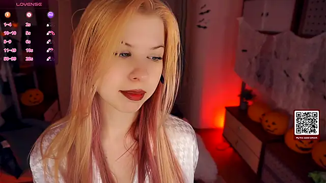 LynetHakes online show from October 24, 4:22 am