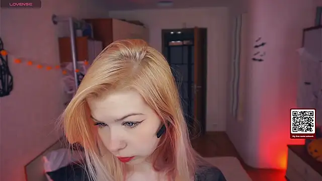 LynetHakes online show from October 30, 4:22 am