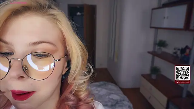 LynetHakes online show from November 26, 6:35 am