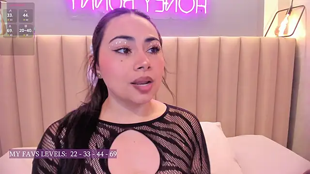 Naomymonroe  online show from November 17, 5:28 pm