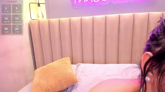 Naomymonroe  online show from April 12, 5:38 pm