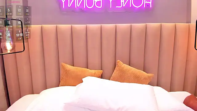 Naomymonroe  online show from April 10, 9:55 pm