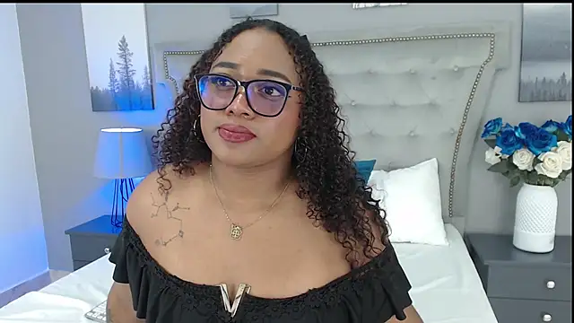 Snapshot of RoxieLewis chatting on March 22, 6:54 am RoxieLewis online show from March 22, 6:54 am