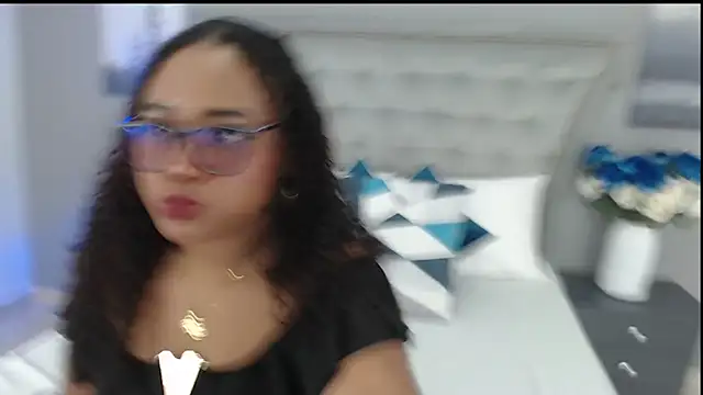 Snapshot of RoxieLewis chatting on March 22, 3:52 am RoxieLewis online show from March 22, 3:52 am