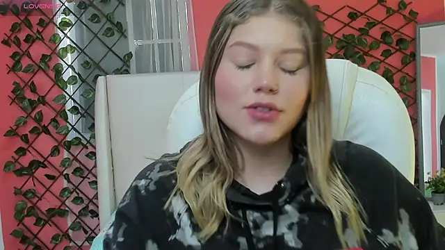Snapshot of alaia_greyy chatting on June 19, 1:06 pm alaia greyy online show from June 19, 1:06 pm