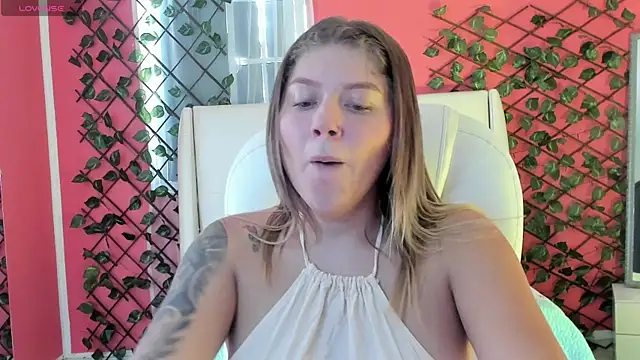 Snapshot of alaia_greyy chatting on June 11, 12:57 pm alaia greyy online show from June 11, 12:57 pm