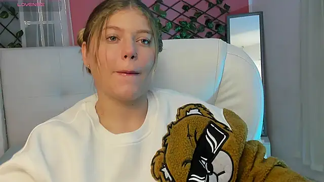 Snapshot of alaia_greyy chatting on June 6, 2:00 pm alaia greyy online show from June 6, 2:00 pm