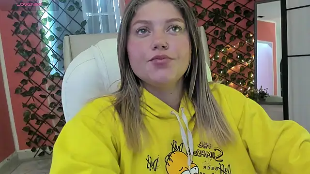 Snapshot of alaia_greyy chatting on May 14, 12:46 pm alaia greyy online show from May 14, 12:46 pm