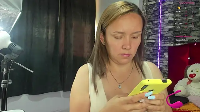 Isabella boom online show from February 5, 1:00 pm