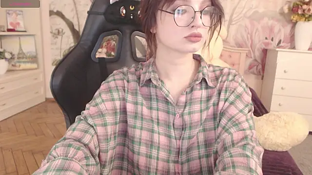 Snapshot of BritneyBarker chatting on November 26, 12:10 am BritneyBarker online show from November 26, 12:10 am