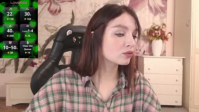 Snapshot of BritneyBarker chatting on November 18, 2:16 am BritneyBarker online show from November 18, 2:16 am