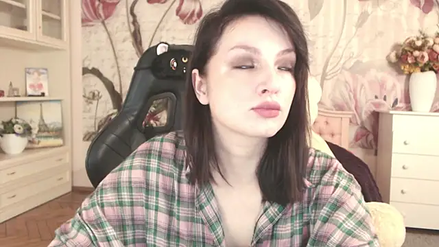 Snapshot of BritneyBarker chatting on October 13, 12:12 am BritneyBarker online show from October 13, 12:12 am