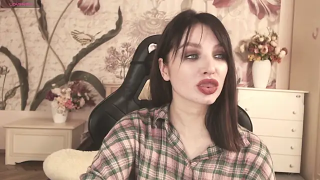 Snapshot of BritneyBarker chatting on November 6, 9:13 am BritneyBarker online show from November 6, 9:13 am