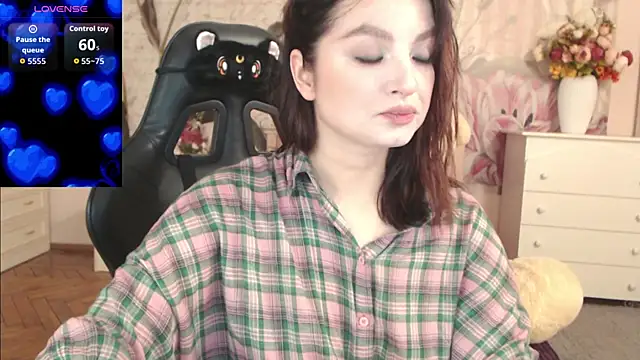 Snapshot of BritneyBarker chatting on December 2, 12:55 am BritneyBarker online show from December 2, 12:55 am