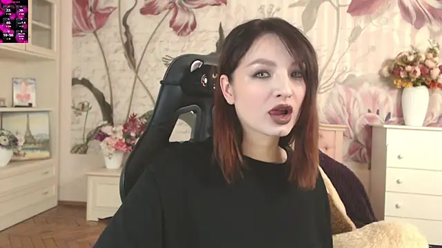 Snapshot of BritneyBarker chatting on October 30, 7:17 am BritneyBarker online show from October 30, 7:17 am