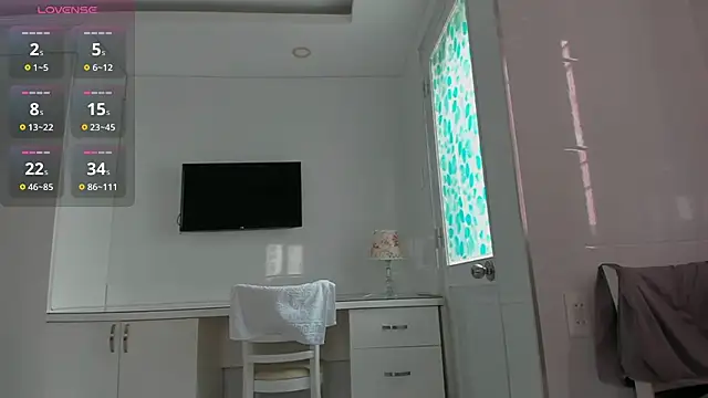 Snapshot of Yuki_miiii chatting on February 8, 6:11 am Yuki miiii online show from February 8, 6:11 am