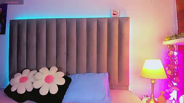 Snapshot of CamiiGarcia chatting on November 6, 6:17 am CamiiGarcia online show from November 6, 6:17 am