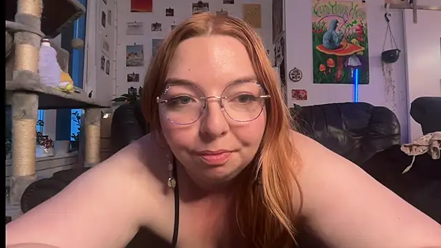 Snapshot of curvycate127 chatting on May 20, 12:24 pm curvycate127 online show from May 20, 12:24 pm