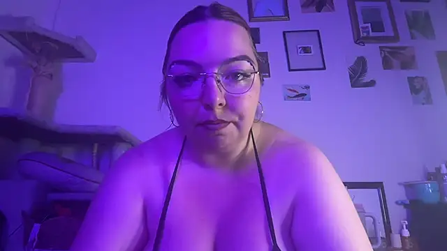 Snapshot of curvycate127 chatting on July 11, 4:57 am curvycate127 online show from July 11, 4:57 am