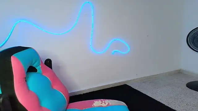 Snapshot of gisell363472 chatting on November 18, 12:26 am gisell363472 online show from November 18, 12:26 am