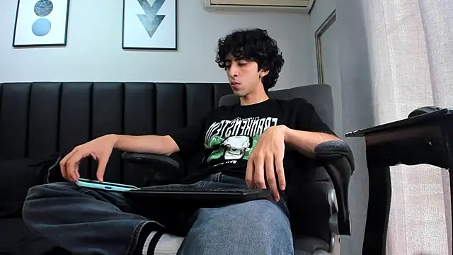 Snapshot of Alezzandro_ chatting on March 5, 5:39 pm Alezzandro online show from March 5, 5:39 pm