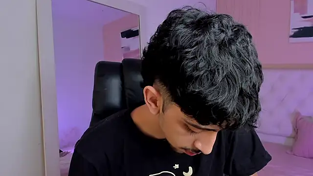 Snapshot of Alezzandro_ chatting on September 27, 9:10 pm Alezzandro online show from September 27, 9:10 pm