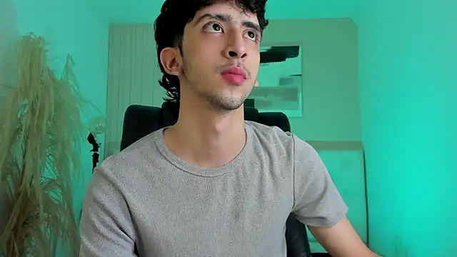 Snapshot of Alezzandro_ chatting on October 7, 8:32 pm Alezzandro online show from October 7, 8:32 pm