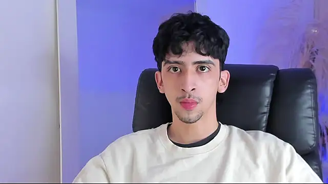 Snapshot of Alezzandro_ chatting on October 10, 8:09 pm Alezzandro online show from October 10, 8:09 pm