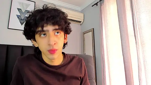 Snapshot of Alezzandro_ chatting on February 20, 2:46 pm Alezzandro online show from February 20, 2:46 pm