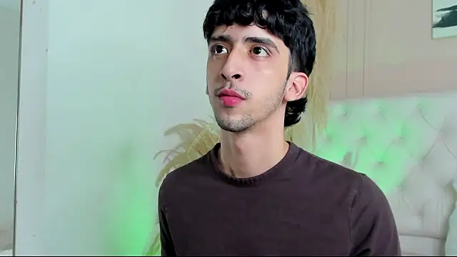 Snapshot of Alezzandro_ chatting on October 8, 8:42 pm Alezzandro online show from October 8, 8:42 pm