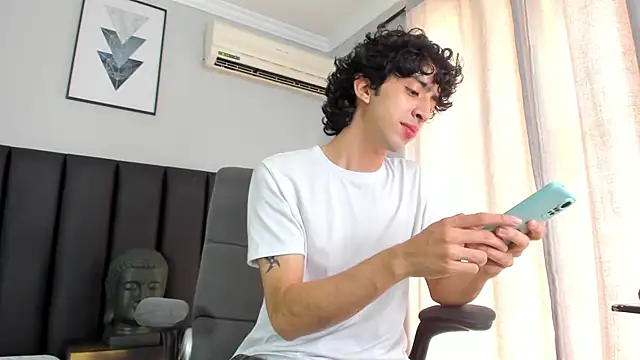 Snapshot of Alezzandro_ chatting on February 25, 1:43 pm Alezzandro online show from February 25, 1:43 pm