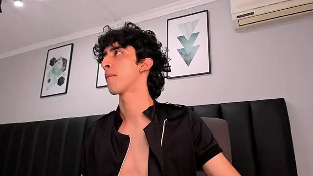 Snapshot of Alezzandro_ chatting on February 13, 6:15 pm Alezzandro online show from February 13, 6:15 pm