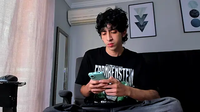 Snapshot of Alezzandro_ chatting on March 15, 8:10 pm Alezzandro online show from March 15, 8:10 pm