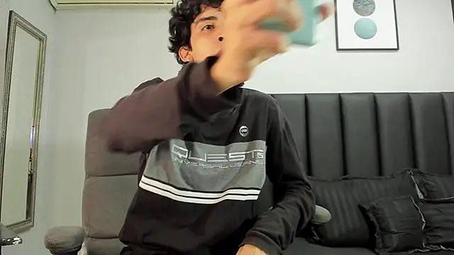 Snapshot of Alezzandro_ chatting on February 14, 2:44 pm Alezzandro online show from February 14, 2:44 pm