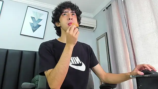 Snapshot of Alezzandro_ chatting on February 19, 2:22 pm Alezzandro online show from February 19, 2:22 pm