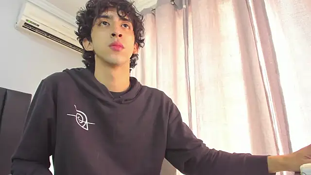 Snapshot of Alezzandro_ chatting on February 17, 2:28 pm Alezzandro online show from February 17, 2:28 pm