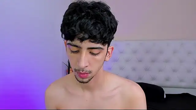 Snapshot of Alezzandro_ chatting on October 16, 8:39 pm Alezzandro online show from October 16, 8:39 pm