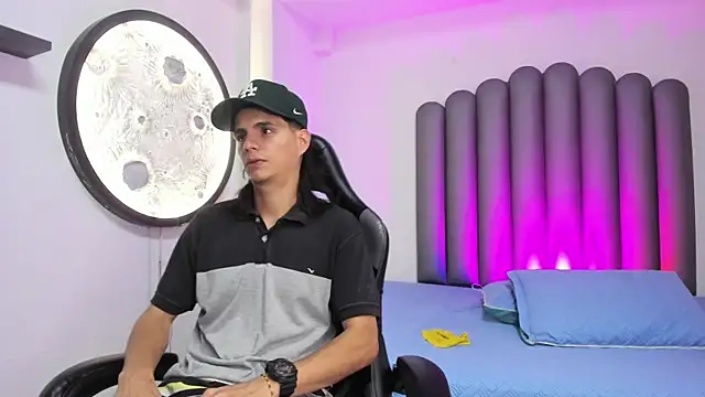 Snapshot of Martshall09 chatting on November 8, 8:01 pm Martshall09 online show from November 8, 8:01 pm