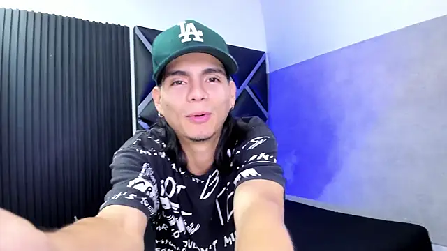 Snapshot of Martshall09 chatting on November 22, 4:33 am Martshall09 online show from November 22, 4:33 am