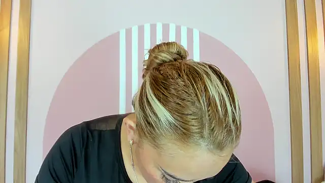 Lannajansen online show from April 8, 1:34 pm