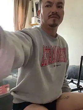 Snapshot of paullliliu chatting on January 22, 11:21 pm paullliliu online show from January 22, 11:21 pm