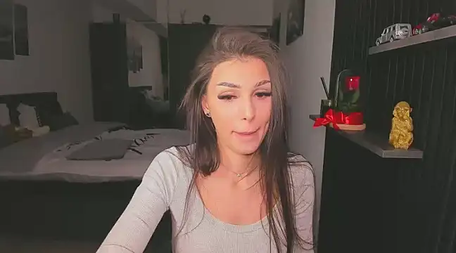 Snapshot of HelenShawn chatting on February 13, 12:02 am HelenShawn online show from February 13, 12:02 am