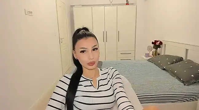 Snapshot of HelenShawn chatting on February 21, 2:28 am HelenShawn online show from February 21, 2:28 am