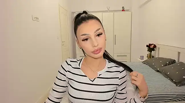 Snapshot of HelenShawn chatting on February 20, 11:21 pm HelenShawn online show from February 20, 11:21 pm