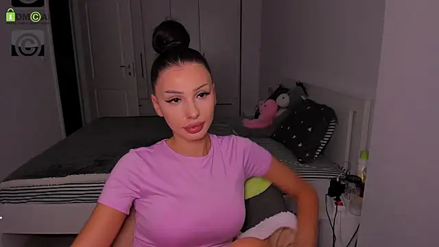 Snapshot of HelenShawn chatting on October 7, 8:43 pm HelenShawn online show from October 7, 8:43 pm