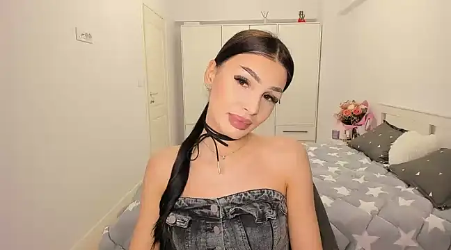 Snapshot of HelenShawn chatting on February 25, 6:44 pm HelenShawn online show from February 25, 6:44 pm