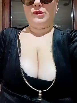 Snapshot of topina8 chatting on November 24, 4:07 pm topina8 online show from November 24, 4:07 pm