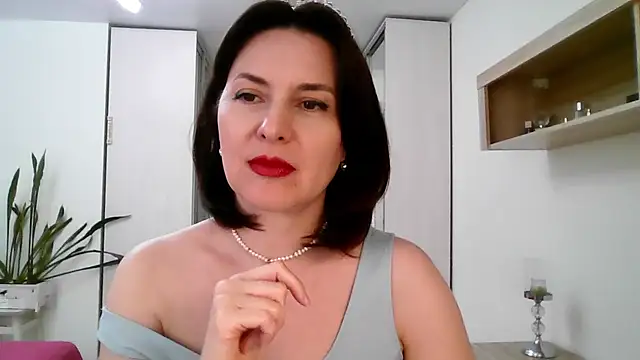 Victoria Glam online show from April 14, 2:00 pm