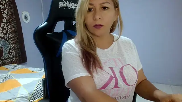 Snapshot of mariana0x chatting on March 5, 12:05 am mariana0x online show from March 5, 12:05 am