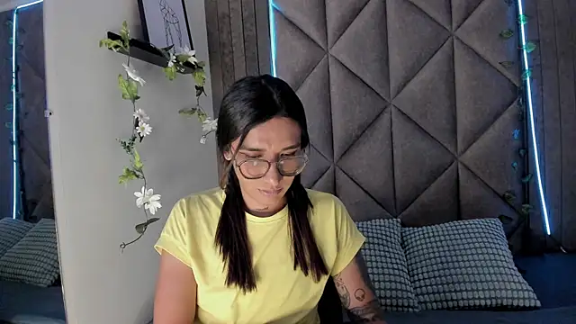 LauraaGomezz   online show from October 14, 7:36 pm